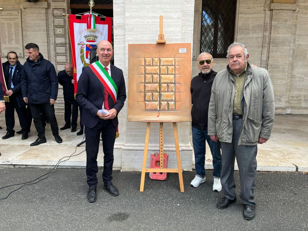 Presentazione dell'opera di Antonio Vinciguerra durante la cerimonia del 25 aprile in Piazza del Municipio.
In foto il sindaco di Livorno, Luca Salvetti e l'artista.